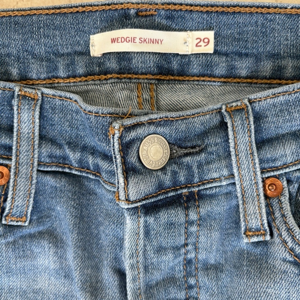 Levi's Straight Leg Jeans in Medium Blue with Distressed Detailing - Picture 4 of 7